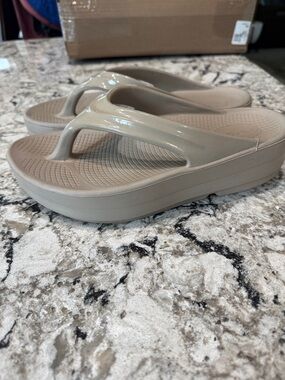 OOFOS oomega Women’s Thong Sandals - nomad